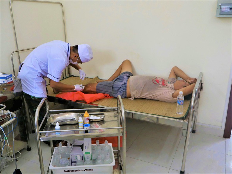 C&aacute;n bộ, chiến sĩ đảo Đ&aacute; T&acirc;y kịp thời cứu chữa 33 ngư d&acirc;n gặp nạn tr&ecirc;n biển - Ảnh 5.