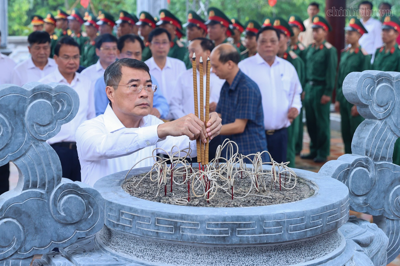 Thủ tướng L&ecirc; Minh Hưng tưởng niệm Chủ tịch Hồ Ch&iacute; Minh, Đại tướng V&otilde; Nguy&ecirc;n Gi&aacute;p v&agrave; c&aacute;c Anh h&ugrave;ng liệt sĩ tại Điện Bi&ecirc;n Phủ - Ảnh 1.