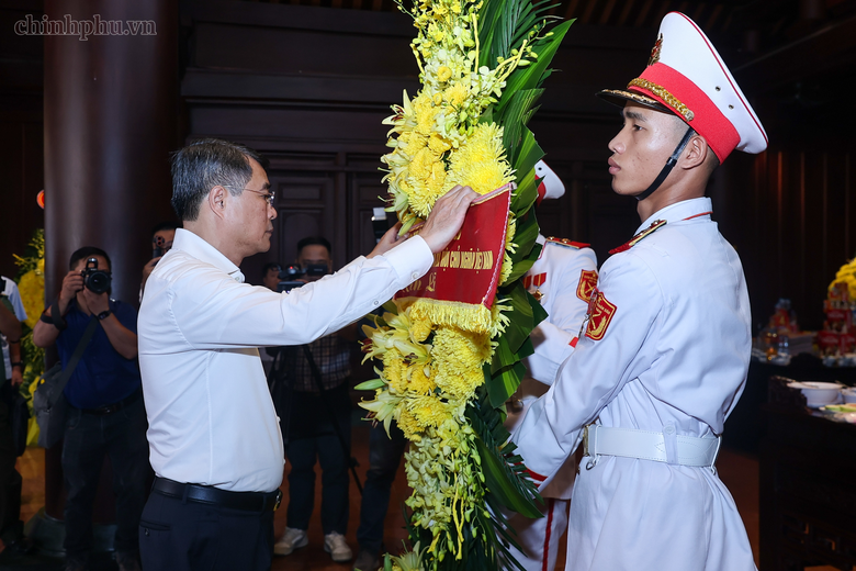 Thủ tướng L&ecirc; Minh Hưng tưởng niệm Chủ tịch Hồ Ch&iacute; Minh, Đại tướng V&otilde; Nguy&ecirc;n Gi&aacute;p v&agrave; c&aacute;c Anh h&ugrave;ng liệt sĩ tại Điện Bi&ecirc;n Phủ - Ảnh 2.