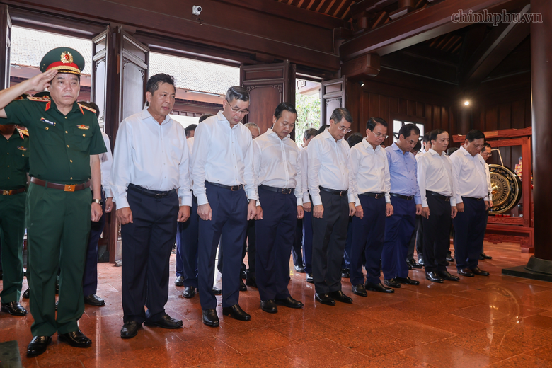 Thủ tướng L&ecirc; Minh Hưng tưởng niệm Chủ tịch Hồ Ch&iacute; Minh, Đại tướng V&otilde; Nguy&ecirc;n Gi&aacute;p v&agrave; c&aacute;c Anh h&ugrave;ng liệt sĩ tại Điện Bi&ecirc;n Phủ - Ảnh 3.