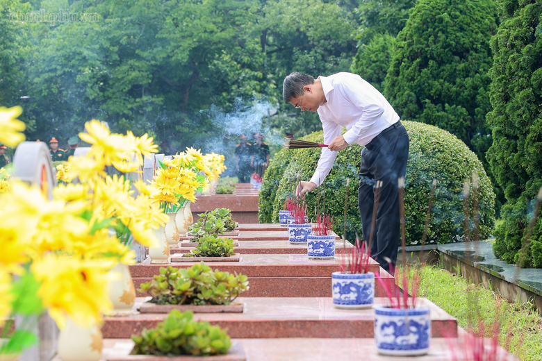 Thủ tướng L&ecirc; Minh Hưng tưởng niệm Chủ tịch Hồ Ch&iacute; Minh, Đại tướng V&otilde; Nguy&ecirc;n Gi&aacute;p v&agrave; c&aacute;c Anh h&ugrave;ng liệt sĩ tại Điện Bi&ecirc;n Phủ - Ảnh 8.