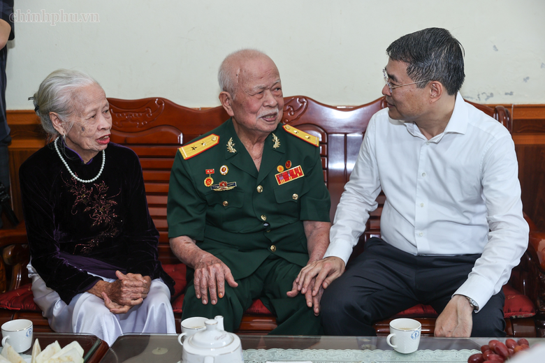 Thủ tướng L&ecirc; Minh Hưng tưởng niệm Chủ tịch Hồ Ch&iacute; Minh, Đại tướng V&otilde; Nguy&ecirc;n Gi&aacute;p v&agrave; c&aacute;c Anh h&ugrave;ng liệt sĩ tại Điện Bi&ecirc;n Phủ - Ảnh 9.