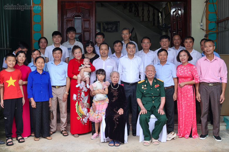 Thủ tướng L&ecirc; Minh Hưng tưởng niệm Chủ tịch Hồ Ch&iacute; Minh, Đại tướng V&otilde; Nguy&ecirc;n Gi&aacute;p v&agrave; c&aacute;c Anh h&ugrave;ng liệt sĩ tại Điện Bi&ecirc;n Phủ - Ảnh 10.