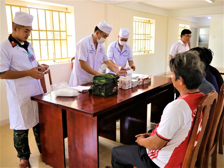 C&aacute;n bộ, chiến sĩ đảo Đ&aacute; T&acirc;y kịp thời cứu chữa 33 ngư d&acirc;n gặp nạn tr&ecirc;n biển - Ảnh 7.