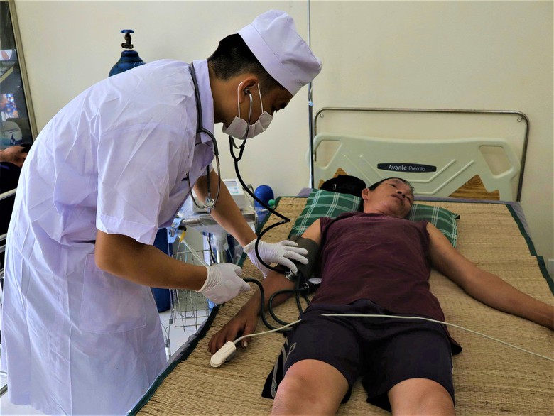 C&aacute;n bộ, chiến sĩ đảo Đ&aacute; T&acirc;y kịp thời cứu chữa 33 ngư d&acirc;n gặp nạn tr&ecirc;n biển - Ảnh 2.
