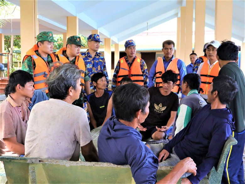 C&aacute;n bộ, chiến sĩ đảo Đ&aacute; T&acirc;y kịp thời cứu chữa 33 ngư d&acirc;n gặp nạn tr&ecirc;n biển - Ảnh 4.