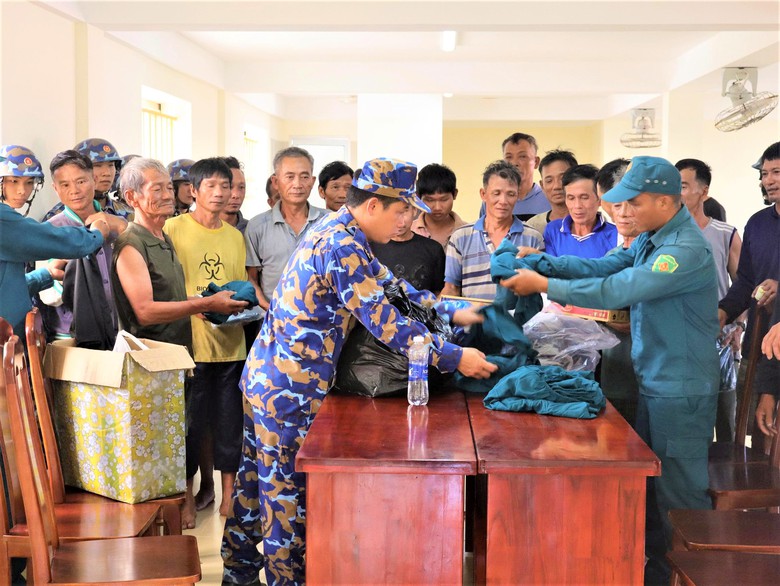 C&aacute;n bộ, chiến sĩ đảo Đ&aacute; T&acirc;y kịp thời cứu chữa 33 ngư d&acirc;n gặp nạn tr&ecirc;n biển - Ảnh 6.
