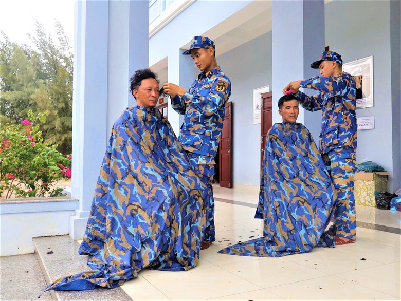 C&aacute;n bộ, chiến sĩ đảo Đ&aacute; T&acirc;y kịp thời cứu chữa 33 ngư d&acirc;n gặp nạn tr&ecirc;n biển - Ảnh 8.