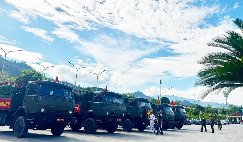 Tuy&ecirc;n Quang tổ chức đưa c&aacute;c h&agrave;i cốt liệt sĩ về nghĩa trang Vị Xuy&ecirc;n - Ảnh 9.