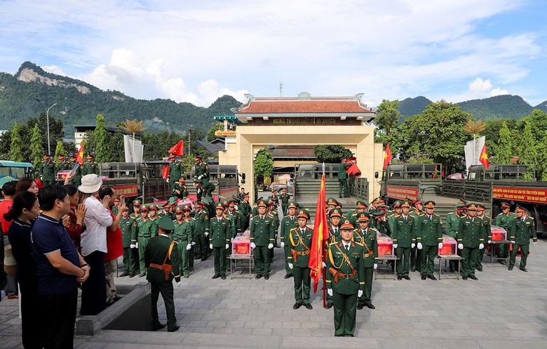 Tuy&ecirc;n Quang tổ chức đưa c&aacute;c h&agrave;i cốt liệt sĩ về nghĩa trang Vị Xuy&ecirc;n - Ảnh 11.