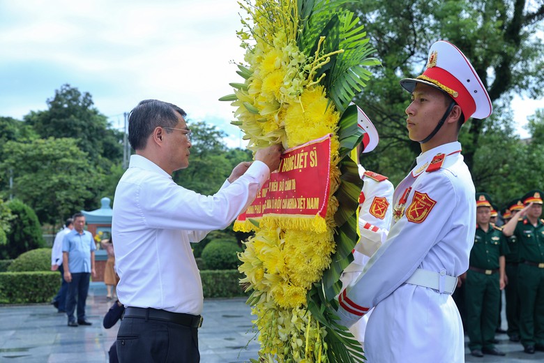 Thủ tướng L&ecirc; Minh Hưng tưởng niệm Chủ tịch Hồ Ch&iacute; Minh, Đại tướng V&otilde; Nguy&ecirc;n Gi&aacute;p v&agrave; c&aacute;c Anh h&ugrave;ng liệt sĩ tại Điện Bi&ecirc;n Phủ - Ảnh 4.