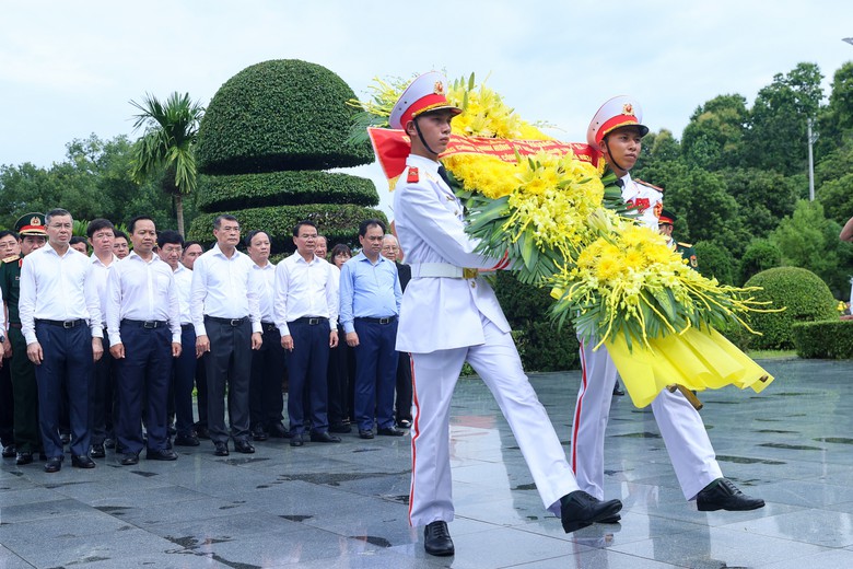 Thủ tướng L&ecirc; Minh Hưng tưởng niệm Chủ tịch Hồ Ch&iacute; Minh, Đại tướng V&otilde; Nguy&ecirc;n Gi&aacute;p v&agrave; c&aacute;c Anh h&ugrave;ng liệt sĩ tại Điện Bi&ecirc;n Phủ - Ảnh 5.