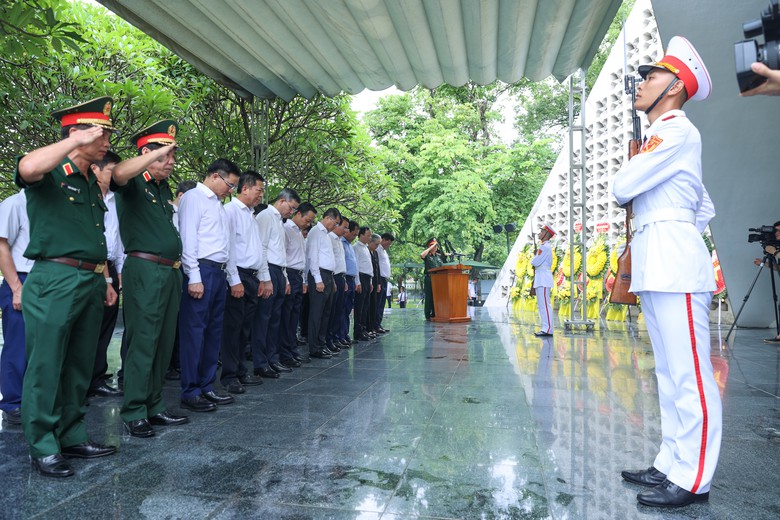 Thủ tướng L&ecirc; Minh Hưng tưởng niệm Chủ tịch Hồ Ch&iacute; Minh, Đại tướng V&otilde; Nguy&ecirc;n Gi&aacute;p v&agrave; c&aacute;c Anh h&ugrave;ng liệt sĩ tại Điện Bi&ecirc;n Phủ - Ảnh 6.