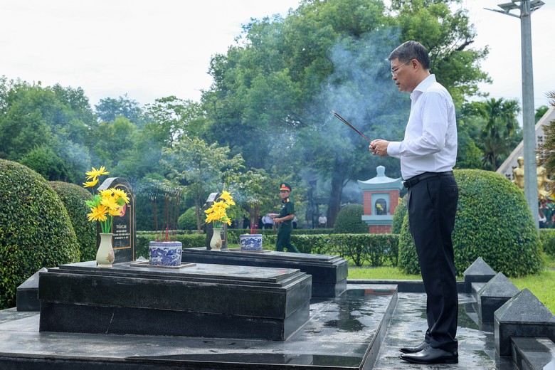 Thủ tướng L&ecirc; Minh Hưng tưởng niệm Chủ tịch Hồ Ch&iacute; Minh, Đại tướng V&otilde; Nguy&ecirc;n Gi&aacute;p v&agrave; c&aacute;c Anh h&ugrave;ng liệt sĩ tại Điện Bi&ecirc;n Phủ - Ảnh 7.