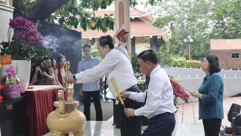 L&atilde;nh đạo Đảng, Nh&agrave; nước d&acirc;ng hương tri &acirc;n c&aacute;c Anh h&ugrave;ng liệt sĩ tại C&ocirc;ng vi&ecirc;n L&ecirc; Thị Ri&ecirc;ng - Ảnh 2.