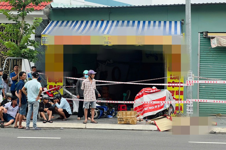 TP.HCM: Xe m&aacute;y lao l&ecirc;n vỉa h&egrave; t&ocirc;ng cột đ&egrave;n, cha tử vong, con g&aacute;i nhỏ nguy kịch - Ảnh 1.