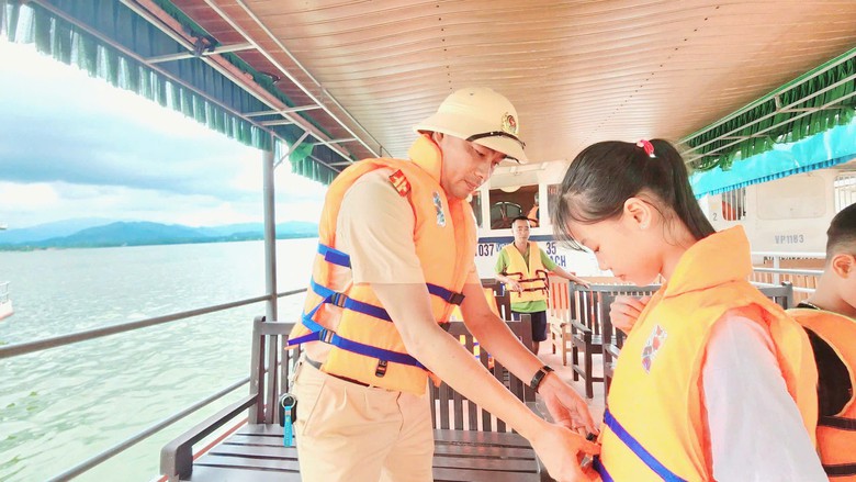 Phú Thọ: Chuyển biến từ ý thức người dân trong bảo đảm an toàn giao thông đường thủy - Ảnh 1.