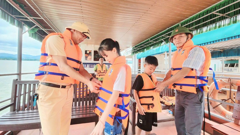 Phú Thọ: Chuyển biến từ ý thức người dân trong bảo đảm an toàn giao thông đường thủy - Ảnh 3.