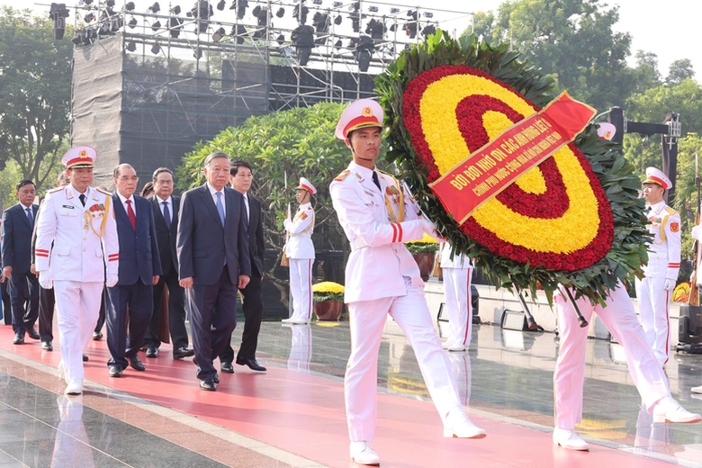 L&atilde;nh đạo Đảng, Nh&agrave; nước tưởng niệm c&aacute;c Anh h&ugrave;ng liệt sĩ v&agrave; viếng Chủ tịch Hồ Ch&iacute; Minh - Ảnh 1.