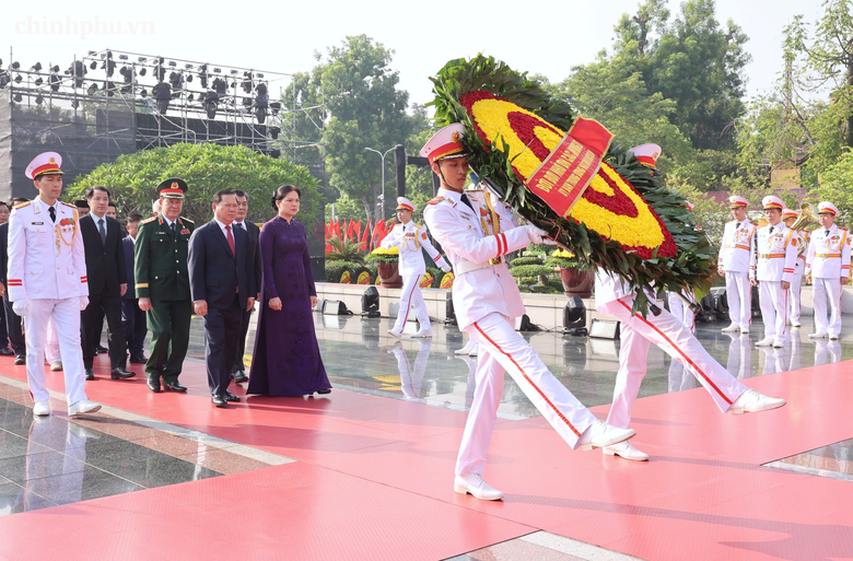 L&atilde;nh đạo Đảng, Nh&agrave; nước tưởng niệm c&aacute;c Anh h&ugrave;ng liệt sĩ v&agrave; viếng Chủ tịch Hồ Ch&iacute; Minh - Ảnh 3.