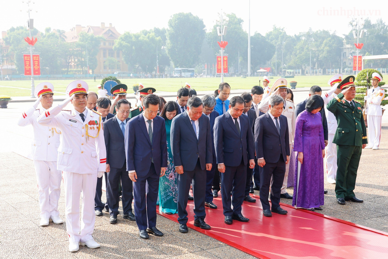 L&atilde;nh đạo Đảng, Nh&agrave; nước tưởng niệm c&aacute;c Anh h&ugrave;ng liệt sĩ v&agrave; viếng Chủ tịch Hồ Ch&iacute; Minh - Ảnh 10.