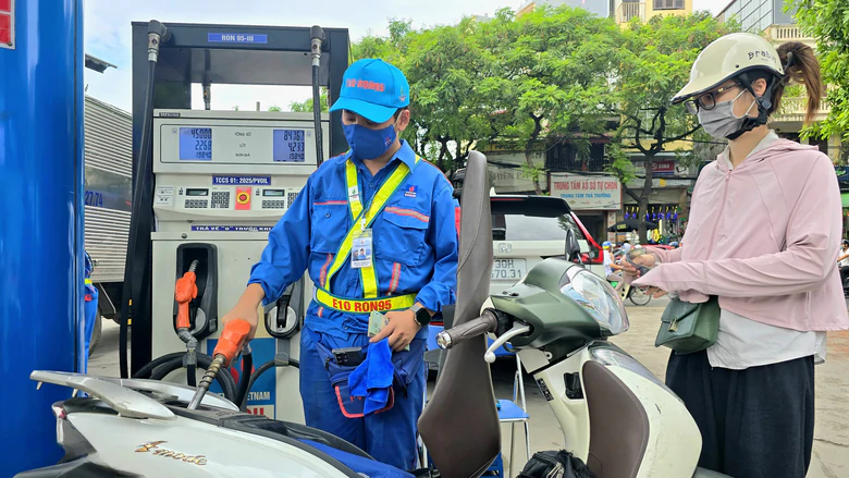 Thay đổi lớn trong kh&acirc;u ph&acirc;n phối xăng dầu trong dự thảo Nghị định xăng dầu mới - Ảnh 1.