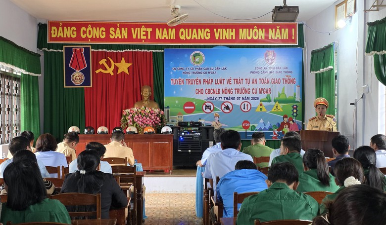 CSGT Đắk Lắk tuy&ecirc;n truyền ph&aacute;p luật, k&yacute; cam kết bảo đảm trật tự, an to&agrave;n giao th&ocirc;ng - Ảnh 1.