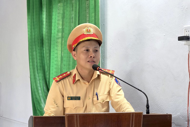 CSGT Đắk Lắk tuy&ecirc;n truyền ph&aacute;p luật, k&yacute; cam kết bảo đảm trật tự, an to&agrave;n giao th&ocirc;ng - Ảnh 2.