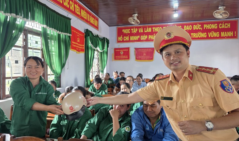 CSGT Đắk Lắk tuy&ecirc;n truyền ph&aacute;p luật, k&yacute; cam kết bảo đảm trật tự, an to&agrave;n giao th&ocirc;ng - Ảnh 3.