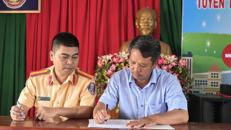 CSGT Đắk Lắk tuy&ecirc;n truyền ph&aacute;p luật, k&yacute; cam kết bảo đảm trật tự, an to&agrave;n giao th&ocirc;ng - Ảnh 4.