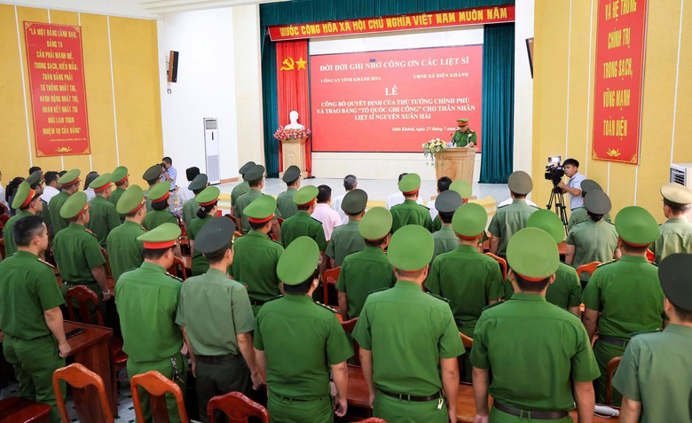 Trao Bằng "Tổ quốc ghi công" cho thân nhân thiếu tá Công an hi sinh khi truy quét cát tặc - Ảnh 1.