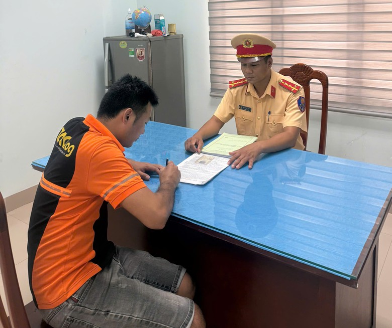 Gia Lai: T&ocirc;ng g&atilde;y cần chắn đường ngang giao đường sắt, l&aacute;i xe bị phạt 41,5 triệu đồng - Ảnh 1.