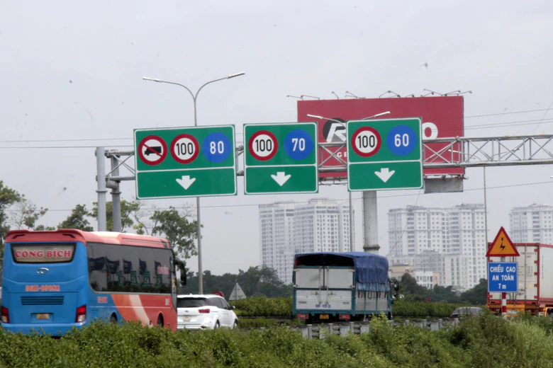 Cục CSGT v&agrave; Cục Đường bộ nghi&ecirc;n cứu bố tr&iacute; l&agrave;n vượt xe tr&ecirc;n đường cao tốc - Ảnh 2.