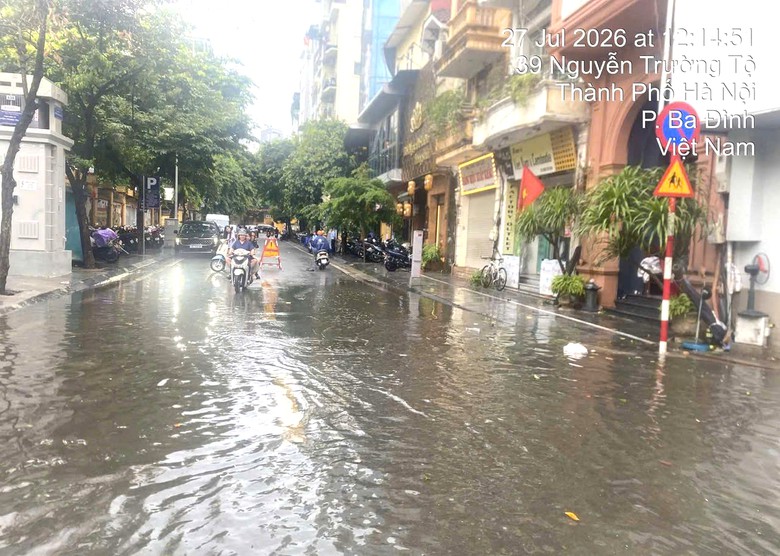 Mưa lớn g&acirc;y ngập cục bộ ở H&agrave; Nội v&agrave; giải ph&aacute;p Quản l&yacute; đ&ocirc; thị 2026 - Ảnh 1.
