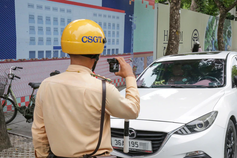 CSGT H&agrave; Nội d&ugrave;ng camera tuần tra ghi h&igrave;nh, xử l&yacute; loạt xe Limousine vi phạm - Ảnh 4.