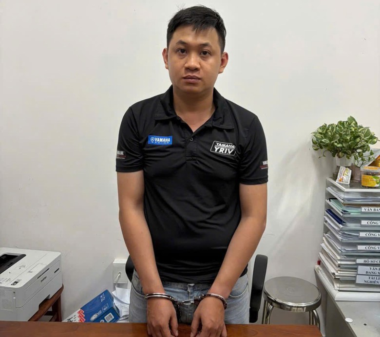 Đ&agrave; Nẵng: Bắt kẻ đột nhập cửa h&agrave;ng điện m&aacute;y, trộm 19 điện thoại gần 700 triệu đồng - Ảnh 1.