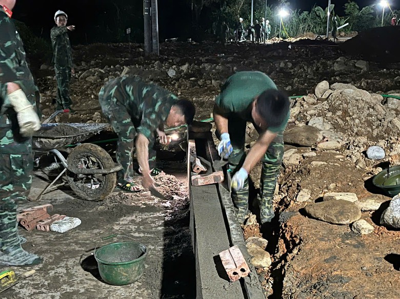 Xuy&ecirc;n đ&ecirc;m dựng m&aacute;i ấm cho d&acirc;n v&ugrave;ng lũ Mường Than - Ảnh 3.