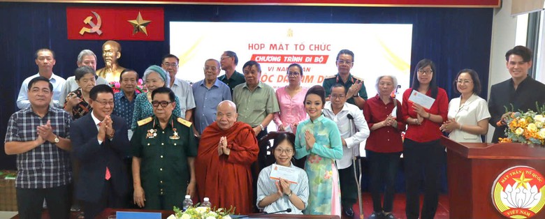 TP.HCM tổ chức đi bộ "V&igrave; nạn nh&acirc;n chất độc da cam" - Ảnh 4.