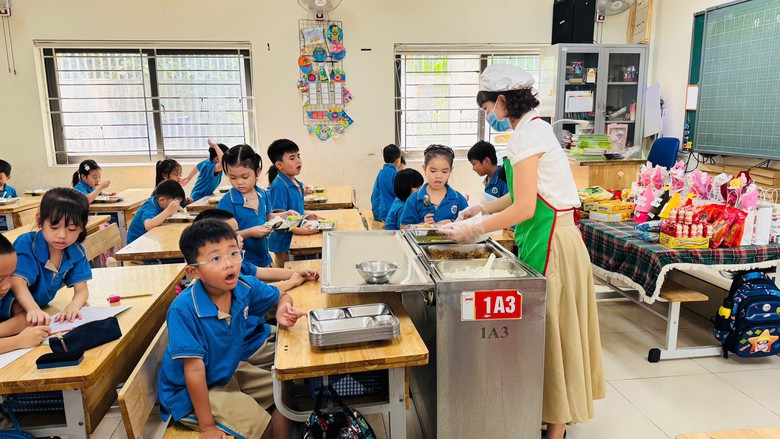 Hơn 633.000 học sinh tiểu học H&agrave; Nội được hỗ trợ bữa ăn b&aacute;n tr&uacute; - Ảnh 1.