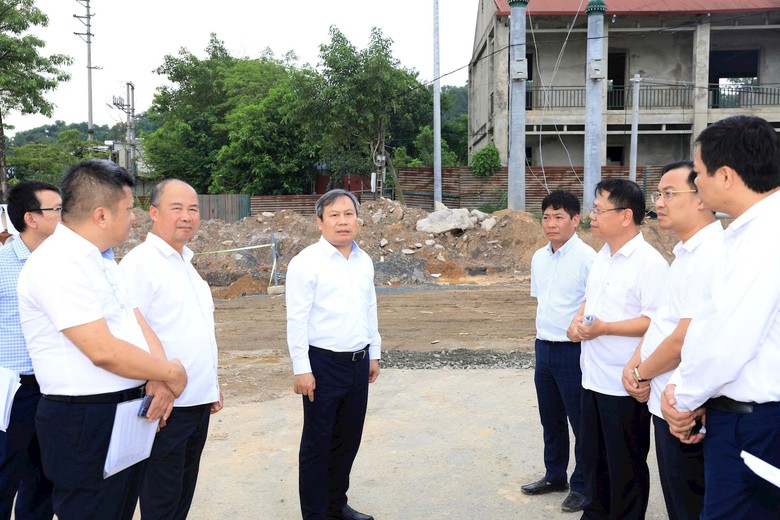 Chủ tịch H&agrave; Nội y&ecirc;u cầu đẩy nhanh giải ph&oacute;ng mặt bằng 2 dự &aacute;n giao th&ocirc;ng trọng điểm - Ảnh 1.