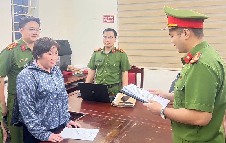 Ninh B&igrave;nh: Khởi tố đối tượng d&ugrave;ng giấy tờ giả lừa đảo chiếm đoạt 11 tỷ đồng - Ảnh 1.