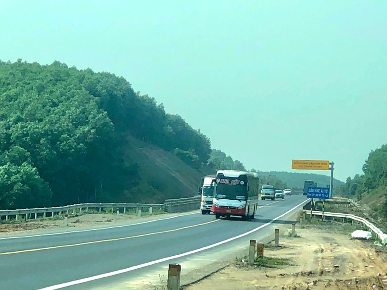Đề xuất cấm mượn l&agrave;n ngược chiều để vượt xe tr&ecirc;n đường cong, cua, hẹp - Ảnh 1.