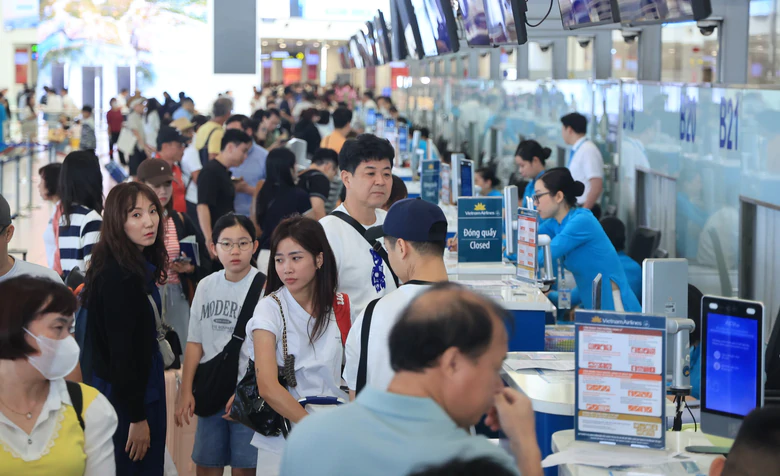 Kh&aacute;ch qua cảng h&agrave;ng kh&ocirc;ng vượt hơn 76 triệu lượt trong 7 th&aacute;ng - Ảnh 1.