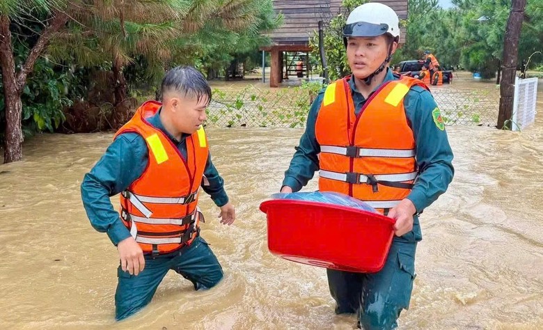 L&acirc;m Đồng: Mưa lớn g&acirc;y ngập hơn 100 nh&agrave; d&acirc;n, giải cứu th&agrave;nh c&ocirc;ng 16 người mắc kẹt - Ảnh 2.