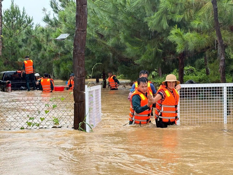 L&acirc;m Đồng: Mưa lớn g&acirc;y ngập hơn 100 nh&agrave; d&acirc;n, giải cứu th&agrave;nh c&ocirc;ng 16 người mắc kẹt - Ảnh 1.