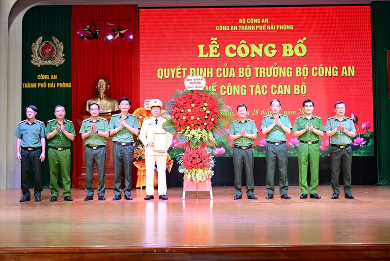 T&acirc;n Ph&oacute; Gi&aacute;m đốc C&ocirc;ng an Hải Ph&ograve;ng được biệt ph&aacute;i đến Văn ph&ograve;ng Th&agrave;nh ủy  - Ảnh 2.