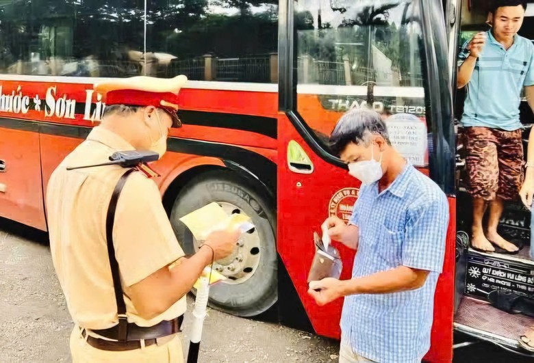 Ph&uacute; Thọ xử l&yacute; xe kh&aacute;ch nhồi nh&eacute;t tr&ecirc;n tuyến H&agrave; Nội - T&agrave; X&ugrave;a năm 2026 - Ảnh 1.