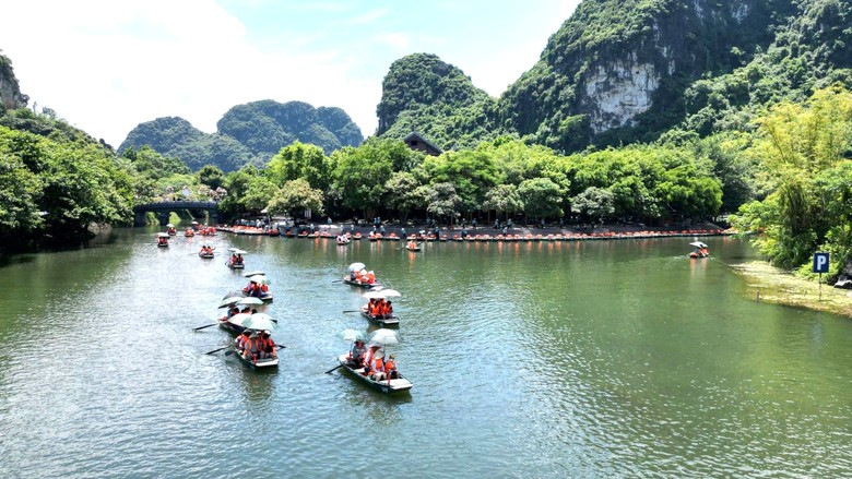 Du lịch Ninh B&igrave;nh 2026: Bứt ph&aacute; doanh thu hơn 19 . 300 Tỷ đồng với 18 , 7 triệu kh&aacute;ch - Ảnh 1.