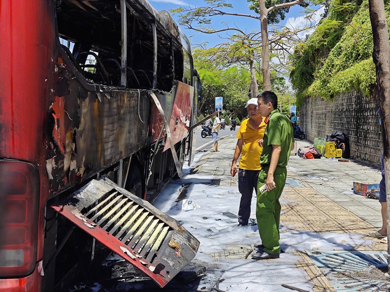 Kh&aacute;nh H&ograve;a: Lửa bao tr&ugrave;m xe kh&aacute;ch 45 chỗ tr&ecirc;n đường dọc bờ biển Nha Trang - Ảnh 2.