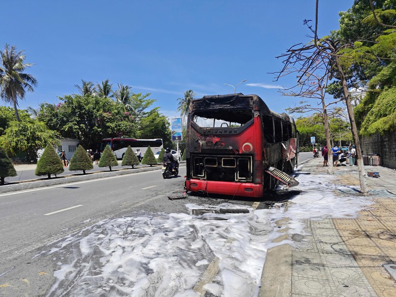 Kh&aacute;nh H&ograve;a: Lửa bao tr&ugrave;m xe kh&aacute;ch 45 chỗ tr&ecirc;n đường dọc bờ biển Nha Trang - Ảnh 1.